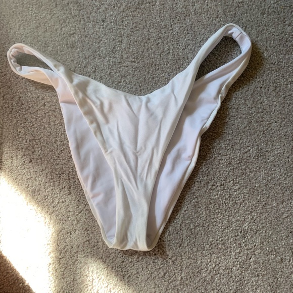 Bikini - Picture 4 of 4